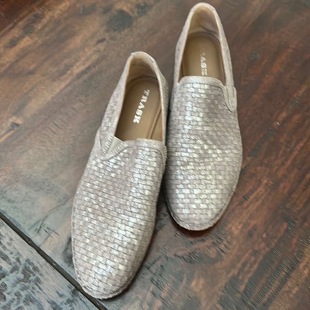 Trask women’s Sz 10 woven leather loafer in taupe with distressed silver.